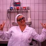 Nel laboratorio l'allegria non manca: per un attimo la 30enne Carmela, impegnata a impastare un vascone colmo di salsiccia di maiale tritata, inforca un paio di finti occhialoni e si mette in posa